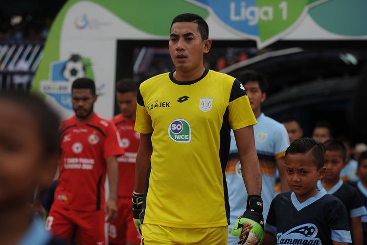 Penjaga gawang Persela Lamongan Choirul Huda (tengah) memasuki lapangan sebelum pertandingan melawan Semen Padang dalam lanjutan Gojek Traveloka Liga 1 di Stadion Surajaya Lamongan, Jawa Timur, Minggu (15/10). Choirul Huda meninggal dunia setelah sempat tak sadarkan diri karena mengalami benturan atau tabrakan dengan rekan setimnya, Ramon Rodrigues. Persela Lamongan menang atas Semen Padang FC dengan skor 2-0. ANTARA FOTO/Rahbani Syahputra/aww/17.