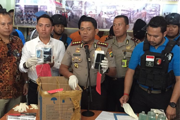 Jajaran Polresta Bandara Soekarno-Hatta merilis kasus pencurian ponsel oleh oknum pegawai salah satu perusahaan ekspedisi yang beroperasi di Terminal Kargo Bandara Soekarno-Hatta, Tangerang, Senin (16/10/2017). 