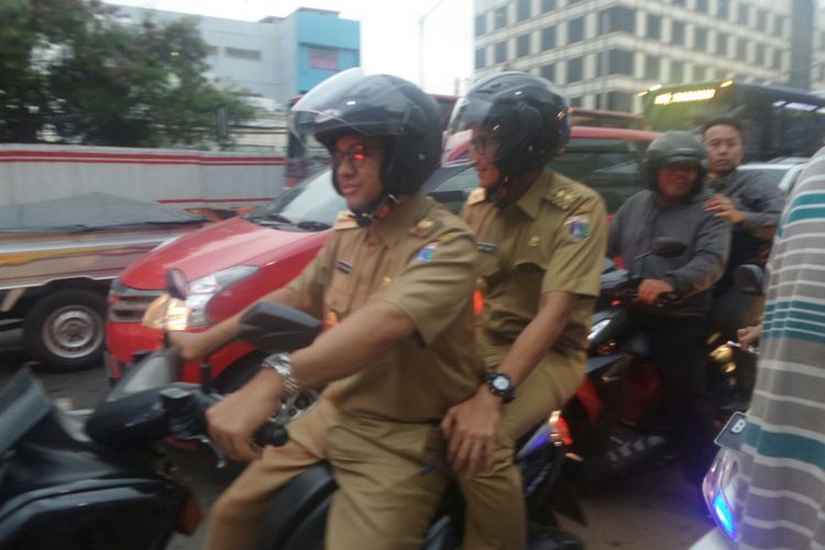 Gubernur DKI Jakarta Anies Baswedan dan Wakil Gubernur Sandiaga Uno boncengan menerobos kemacetan Mampang di sore hari, Selasa (17/10/2017). 