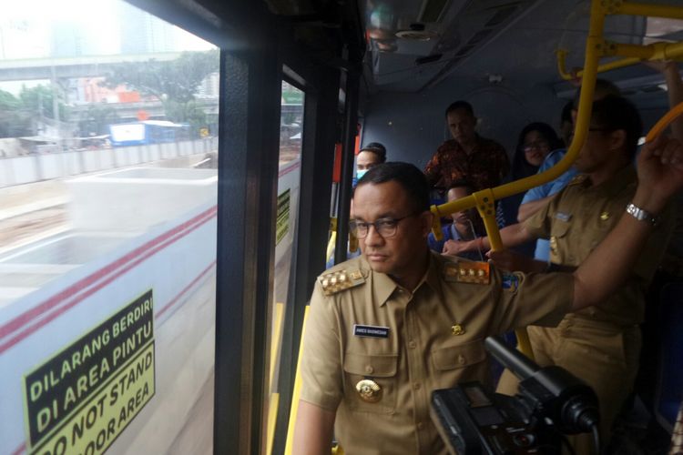 Gubernur DKI Jakarta Anies Baswedan naik bus transjakarta menuju Halte Mampang Prapatan, Selasa (17/10/2017). 