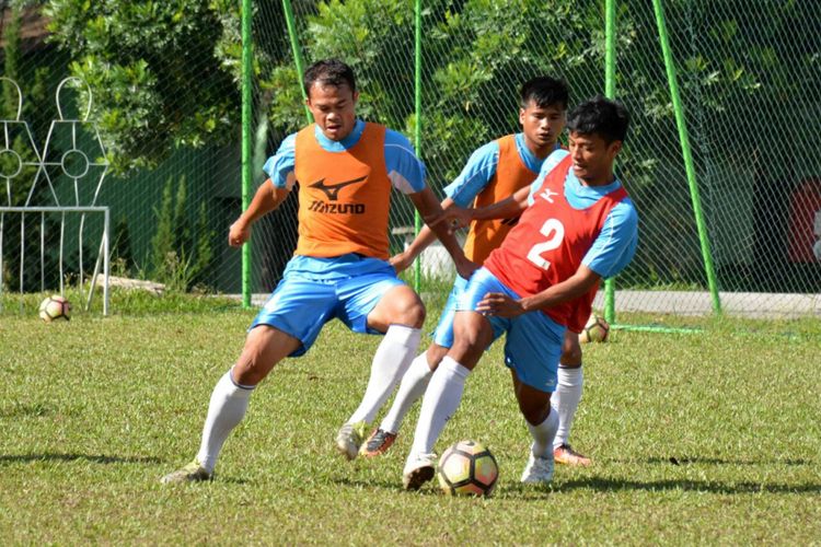Pemain Semen Padang saat berlatih menghadapi Mitra Kukar Kamis (19/10/2017) besok