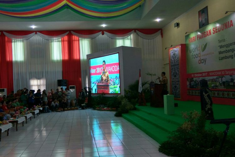 Menteri Pertanian Andi Amran Sulaiman saat memberikan sambutan dalam rangkaian acara Hari Pangan Sedunia di Makodam XII Tanjungpura Pontianak, Kalimantan Barat (19/10/2017).