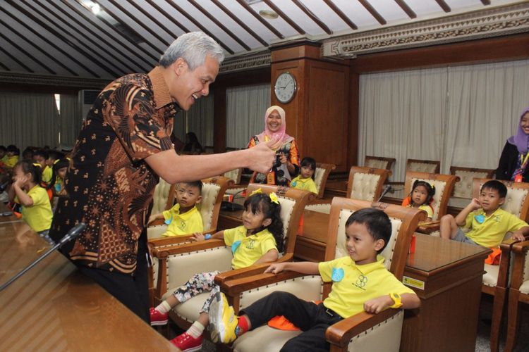 Gubernur Jawa Tengah Ganjar Pranowo menyambut sejumlah siswa-siswi dari Pendidikan Anak Usia Dini (PAUD) Nasional Sekar Byru di ruang rapat gubernur, Kamis (19/10/2017).
