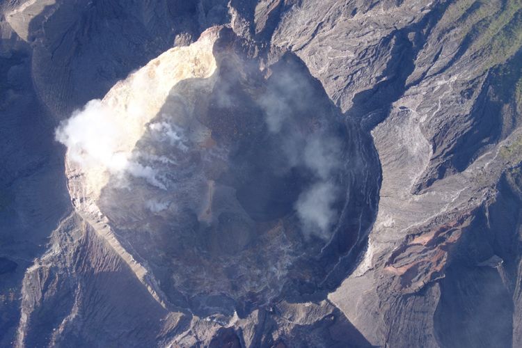 Kondisi kawah Gunung Agung dari hasil pemotretan menggunakan drone oleh BNPB bekerjasama dengan UGM.
