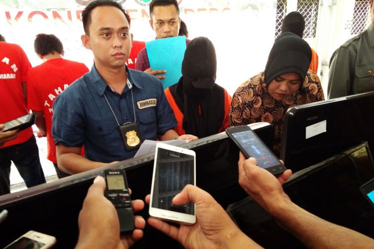 Kasat Reskrim Polresta Banda Aceh memberi keterangan terkait ditangkapnya seorang oknum PNS yang melakukan aksi penipuan terhadap warga yang melamar menjadi PNS di lingkungan Kanwil Hukum dan HAM Aceh.