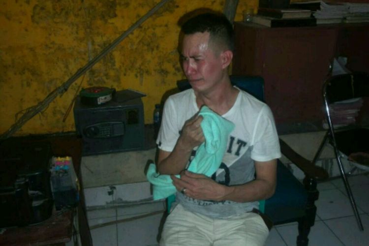 DC (14) tengah menjalani pemeriksaan setelah berhasil dievakuasi oleh polisi lantaran mencabuli remaja pria yang menjadi pelanggan salon kecantikan miliknya di Kabupatem Gowa, Sulawesi Selatan, Kamis (19/10/2017).