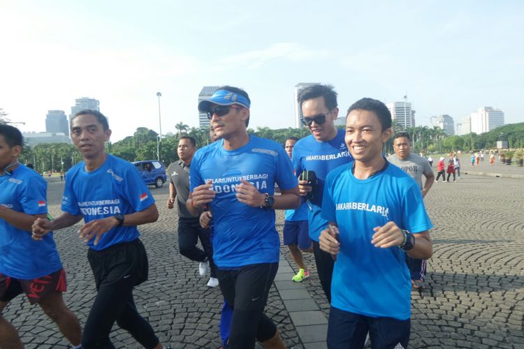 Wakil Gubernur DKI Jakarta Sandiaga Uno berlari dari rumahnga menuju Monas, Jumat (20/10/2017). 