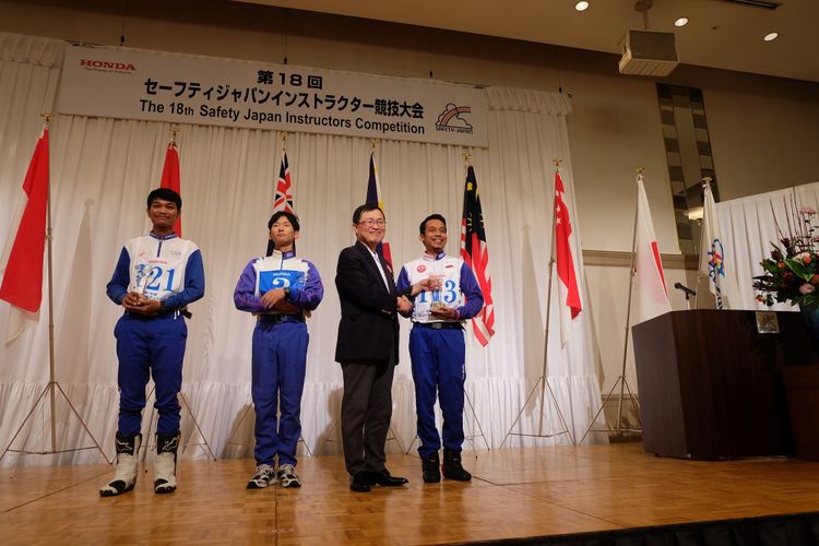 Fendrik Alam Pribadi, Instruktur Safety Riding Honda menerima penghargaan yang diserahkan oleh Mr. Yoichi Harada, General Manager of Driving Safety Promotion Center, Honda Motor Co., Ltd. 