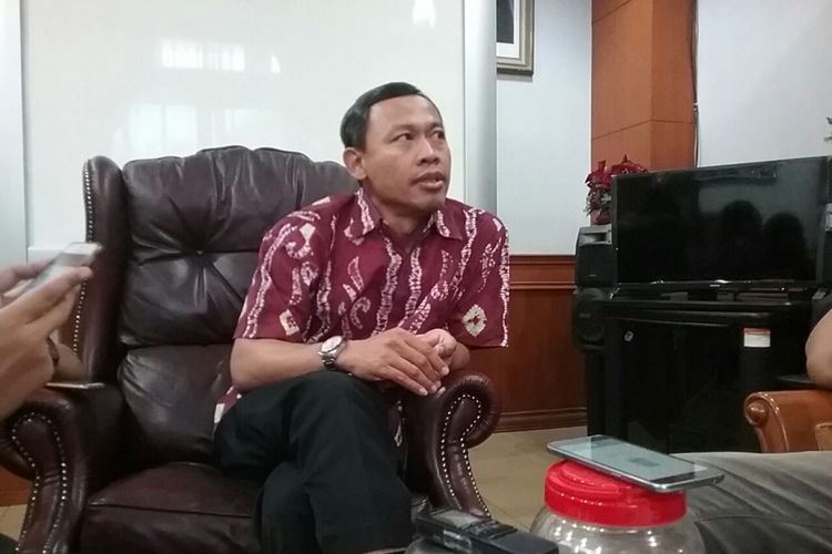 Komisioner Komisi Pemilihan Umum (KPU) Pramono Ubaid Tanthowi, di ruang kerjanya, Gedung KPU Pusat, Jl. Imam Bonjol, Jakarta, Jumat (20/10/2017).