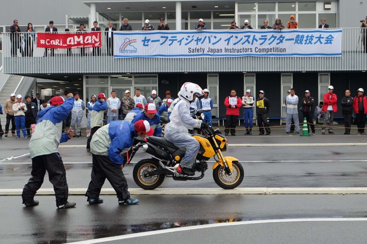 Fendrik Alam Pribadi ketika menjalani uji praktek The 18th Safety Japan Instructors Competition 2017 yang berlangsung di Suzuka, Jepang.