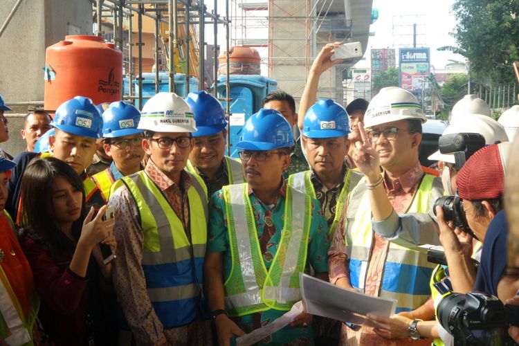 Gubernur DKI Jakarta Anies Baswedan dan Wakil Gubernur DKI Jakarta Sandiaga Uno saat meninjau proyek mass rapid transit (MRT) di Fatmawati, Jumat (20/10/2017). 
