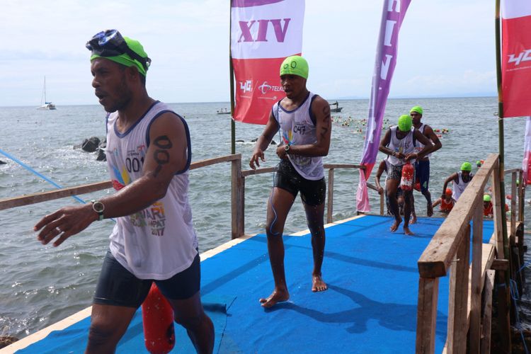 Peserta Aquathlon Raja Ampat 2017 usai berenang sepanjang 600 meter dan akan berlari marathon enam kilo mengelilingi kota Waisai, Raja Ampat, Papua Barat, dalam Festival Bahari Raja Ampat 2017, Sabtu (21/10/2017). 