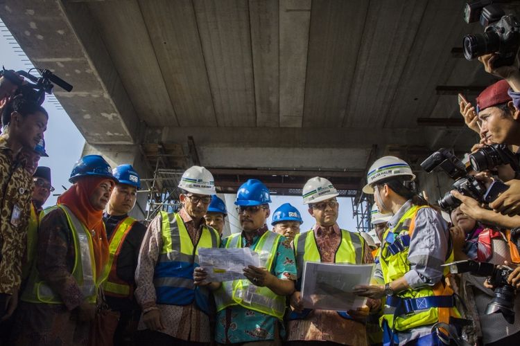 Gubernur dan Wakil Gubernur DKI Jakarta Anies Baswedan (kedua kanan) dan Sandiaga Uno (ketiga kiri) didampingi  Dirut Konstruksi MRT Silvia Halim (kanan) meninjau proyek Stasiun Mass Rapid Transit (MRT) Haji Nawi, di Jalan RS Fatmawati, Jakarta, Jumat (20/10/2017). Anies Baswedan memerintahkan untuk segera mengeksekusi lahan yang bermasalah di kawasan tersebut. 