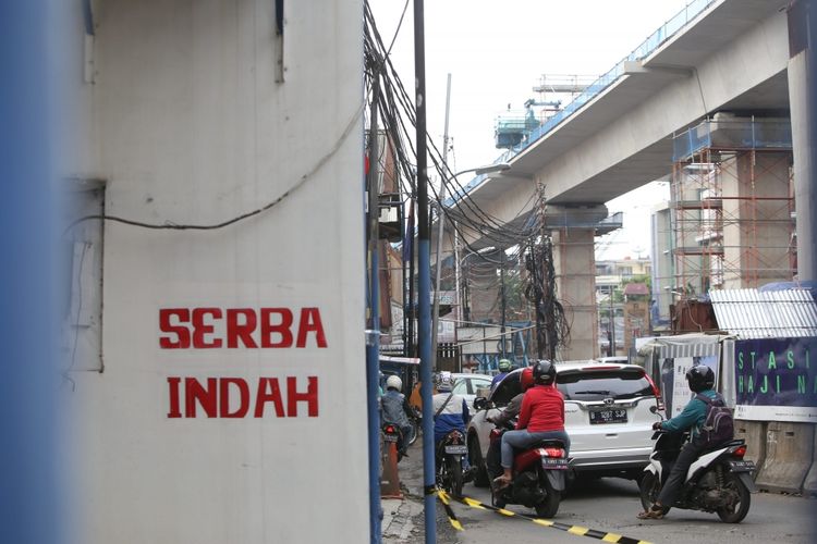 Toko Serba Indah milik Mahesh Lalmalani yang akan dijadikan Stasiun Haji Nawi mass rapid transit (MRT) di jalan Fatmawati, Jakarta Selatan, Senin (23/10/2017). 26 lahan di Jalan Fatmawati akan segera dibongkar untuk proyek pembangunan MRT, Proyek ini diperkirakan akan rampung pada tahun 2018.