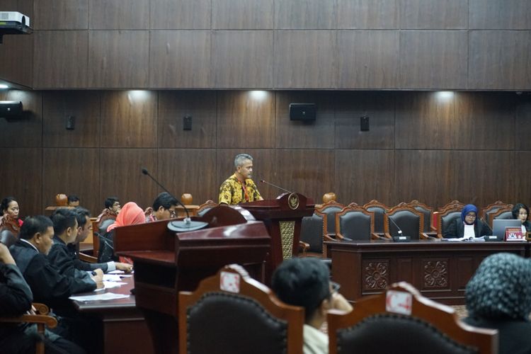 Gunawan Wardi, salah seorang warga Ahmadiyah menuturkan kesaksian terkait tindakan diskriminatif terhadap komunitas warga Ahmadiyah yang tinggal di kawasan Parakan Salah, Sukabumi, Jawa Barat. Dengan suara sedikit bergetar, Wardi menceritakan kisahnya tersebut saat menjadi saksi dalam sidang uji materi atas UU No. 1 PNPS tahun 1965 tentang Pencegahan Penyalahgunaan dan/atau Penodaan Agama di Mahkamah Konstitusi (MK), Jakarta Pusat, Senin (23/10/2017). 