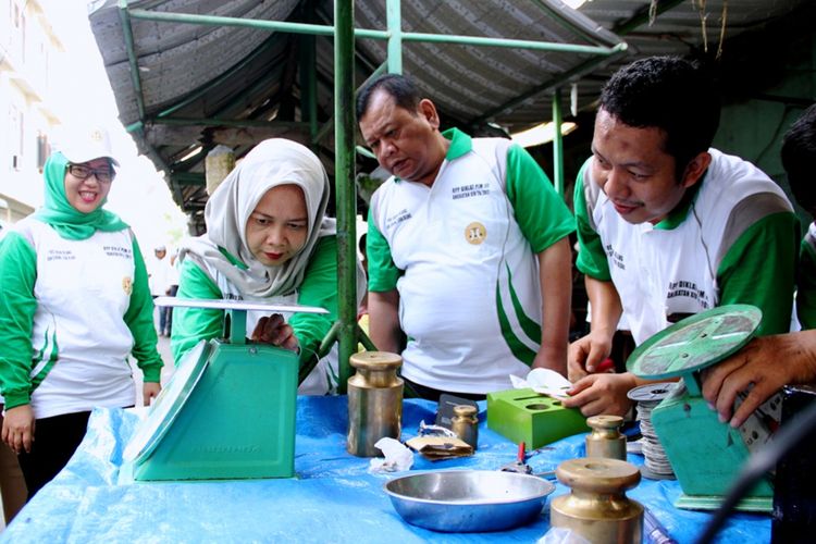 Tim Pos Ukur dan Tera Ulang Dinas Perdagangan Kota Medan melakukan tera ulang timbangan di Pasar Hindu Medan, Selasa (24/10/2017)