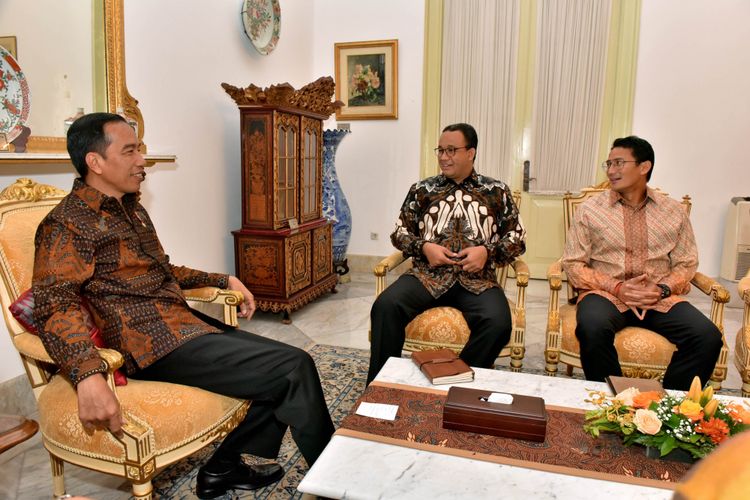 Presiden Joko Widodo bertemu dengan Gubernur dan Wakil Gubernur DKI Jakarta Anies Baswedan-Sandiaga Uno di Istana Merdeka, Jakarta, Rabu (25/10/2017).