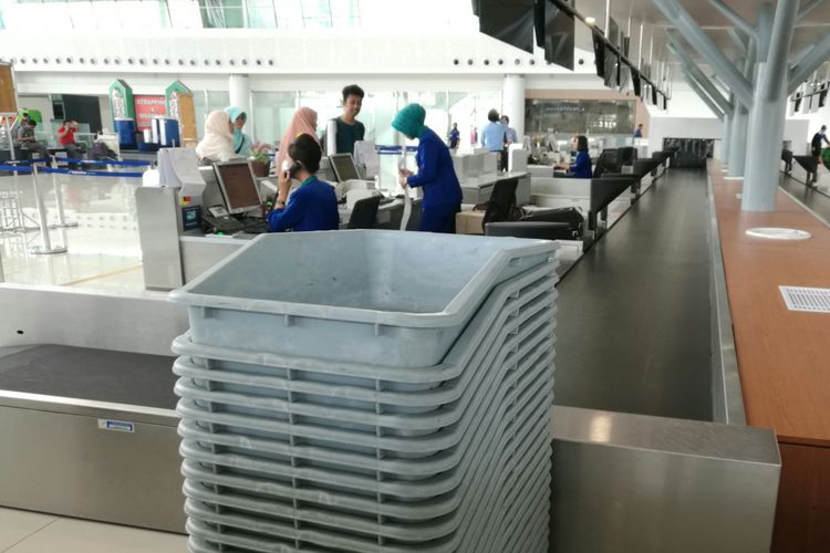 Nampan Plastik Bagasi di Bandara Internasional Sultan Aji Muhammad Sepinggan, Balikpapan 
