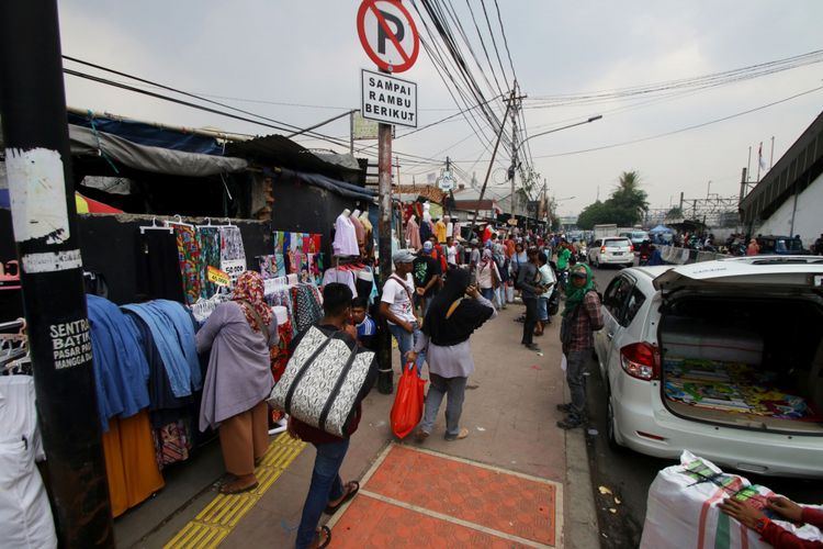 Sejumlah Pedagang Kaki Lima (PKL) berdagang di atas trotoar di Tanah Abang, Jakarta, Rabu (18/10/2017). Meskipun sudah ditertibkan, para PKL tersebut masih saja berjualan di atas trotoar dengan alasan harga sewa toko yang sangat mahal.