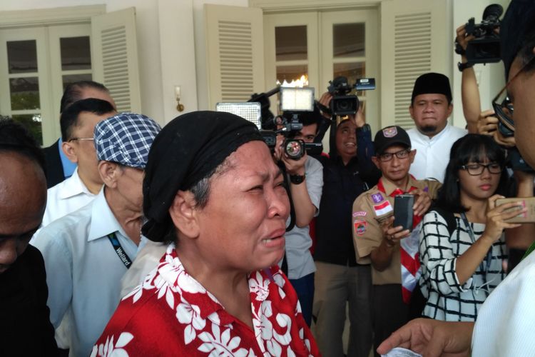 Seorang ibu bernama Hanna mengadu kepada Gubernur DKI Jakarta Anies Baswedan di Balai Kota DKI Jakarta, Kamis (26/10/2017). 