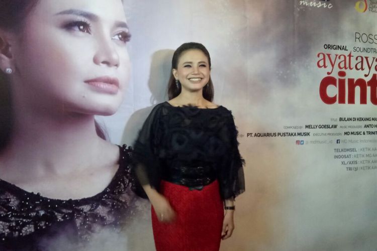Rossa berpose pada jumpa pers peluncuran Official Video Clip Bulan Dikekang Malam, di Md Place, Setiabudi, Jakarta Pusat, Kamis (26/10/2017).