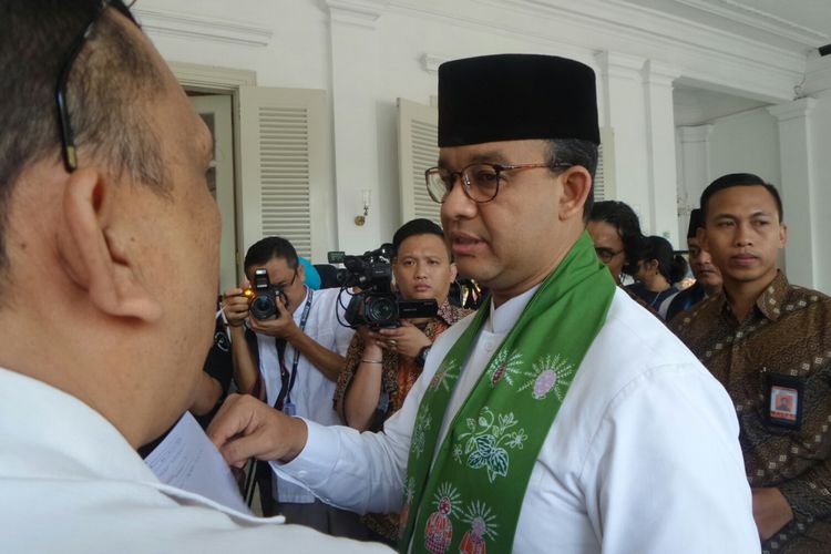 Gubernur DKI Jakarta Anies Baswedan melayani aduan warga di Balai Kota DKI Jakarta, Kamis (26/10/2017). 