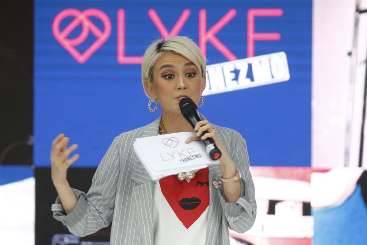 Penyanyi Agnez Mo saat konferensi pers di Lucy in the Sky, SCBD, Jakarta, Kamis (26/10/2017). Agnez Mo bersama rekannya Bastian Purrer, bekerjasama membangun aplikasi fashion, LYKE.