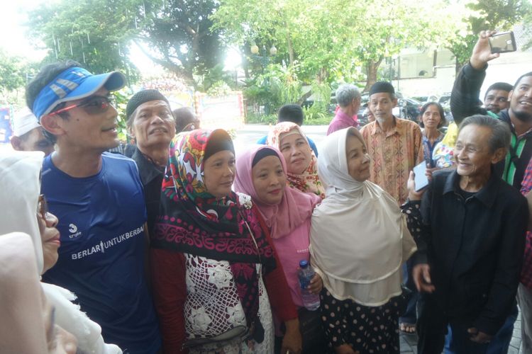 Wakil Gubernur DKI Jakarta Sandiaga Uno dan warga Bukit Duri, di Balai Kota DKI Jakarta, Jalan Medan Merdeka Selatan, Jumat (27/10/2017). 