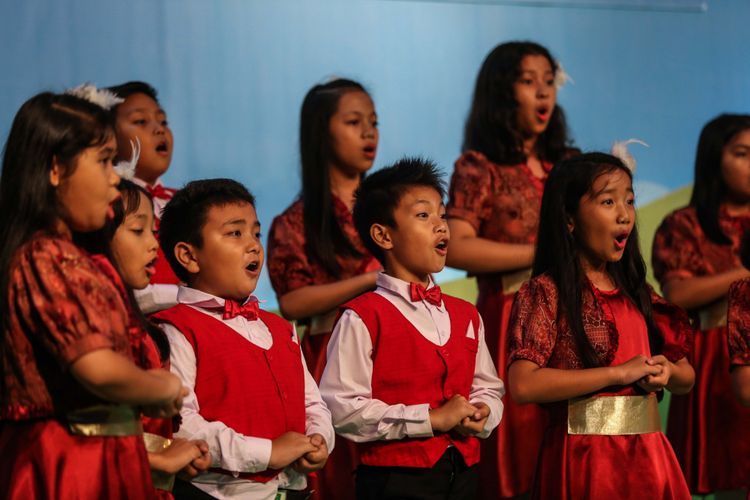 Peserta paduan suara tampil dalam babak final lomba paduan suara anak TK-SD Dendang Kencana di Bentara Budaya Jakarta, Palmerah Selatan, Jakarta Pusat, Sabtu (28/10/2017). Sebanyak 26 finalis siap memperebutkan gelar juara dalam babak final, terdiri dari 12 peserta kategori TK dan 14 peserta kategori SD. KOMPAS.com/GARRY ANDREW LOTULUNG