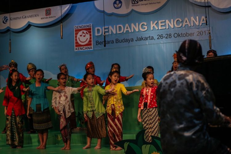 Peserta paduan suara tampil dalam babak final lomba paduan suara anak TK-SD Dendang Kencana di Bentara Budaya Jakarta, Palmerah Selatan, Jakarta Pusat, Sabtu (28/10/2017). Sebanyak 26 finalis siap memperebutkan gelar juara dalam babak final, terdiri dari 12 peserta kategori TK dan 14 peserta kategori SD.