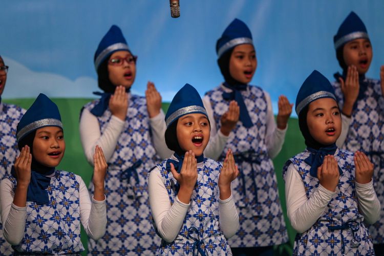 Peserta paduan suara tampil dalam babak final lomba paduan suara anak TK-SD Dendang Kencana di Bentara Budaya Jakarta, Palmerah Selatan, Jakarta Pusat, Sabtu (28/10/2017). Sebanyak 26 finalis siap memperebutkan gelar juara dalam babak final, terdiri dari 12 peserta kategori TK dan 14 peserta kategori SD. KOMPAS.com/GARRY ANDREW LOTULUNG