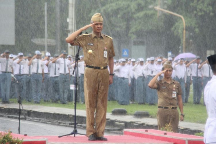Gubernur Jateng Ganjar Pranowo memimpin upacara Sumpah Pemuda dalam keadaan hujan-hujanan, Sabtu (28/10/2017)