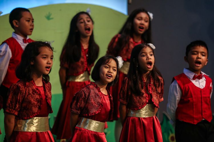 Peserta paduan suara tampil dalam babak final lomba paduan suara anak TK-SD Dendang Kencana di Bentara Budaya Jakarta, Palmerah Selatan, Jakarta Pusat, Sabtu (28/10/2017). Sebanyak 26 finalis siap memperebutkan gelar juara dalam babak final, terdiri dari 12 peserta kategori TK dan 14 peserta kategori SD. 