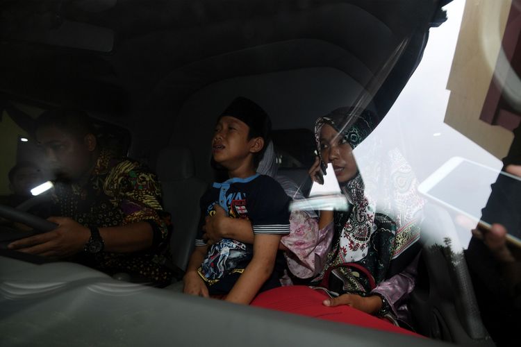 Keluarga korban menangis saat akan membawa peti berisi jenazah korban kebakaran pabrik kembang api usai diserahterimakan di RS Polri, Kramat Jati, Jakarta Timur, Sabtu (28/10/2017). Pada hari yang sama, tiga jenazah telah diidentifikasi dan diserahterimakan kepada keluarga yakni Sutrisna, Marwati binti Atip, Slamet Rahmat sehingga hingga kini jumlah jenazah yang berhasil diidentifikasi berjumlah empat dari total 47 kantong jenazah.