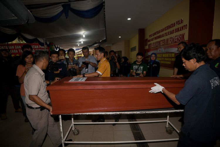 Tim DVI Polri membawa peti berisi jenazah korban kebakaran pabrik kembang api untuk diserahkan ke keluarga di RS Polri, Kramat Jati, Jakarta Timur, Sabtu (28/10/2017). Pada hari itu tiga jenazah berhasil diidentifikasi dan diserahterimakan kepada keluarga yakni Sutrisna, Marwati binti Atip, Slamet Rahmat sehingga hingga kini jumlah jenazah yang berhasil diidentifikasi berjumlah empat dari total 47 kantong jenazah.