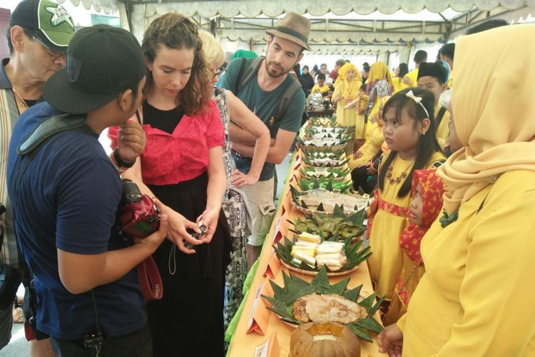 Wisatawan asing asal Belanda pun datang menyaksikan Mehampar Wadai, festival kue tradisional Kotawaringin di Pangkalan Bun, Kalimantan Tengah, Minggu (29/10/2017).