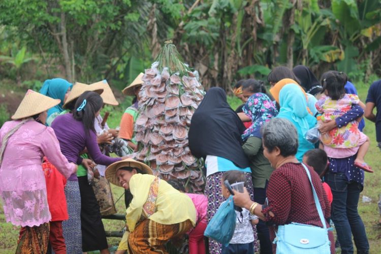 Warga Desa Karanganyar, Kecamatan Borobudur, Kabupaten Magelang, mengikuti grebeg gerabah dalam Festival Gerabah 2, Sabtu (28/10/2017) sore.