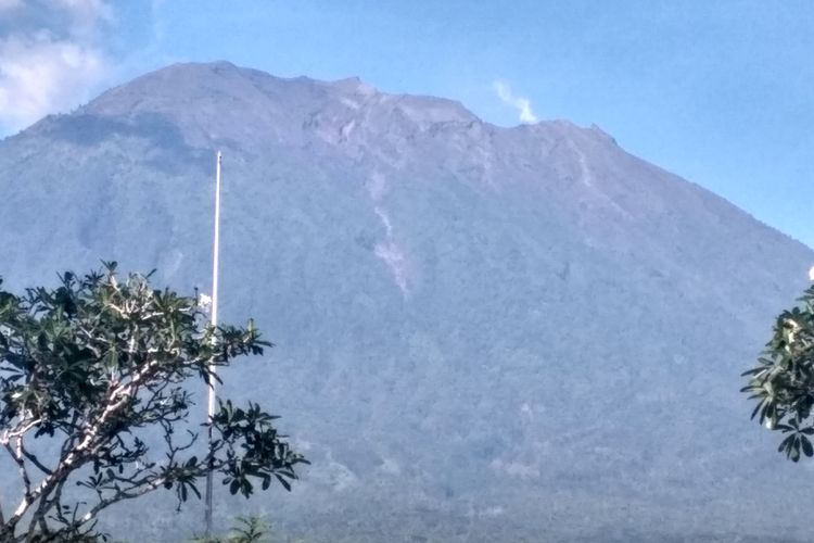 Gunung Agung masih mengeluarkan asap pada Minggu (29/10/2017)