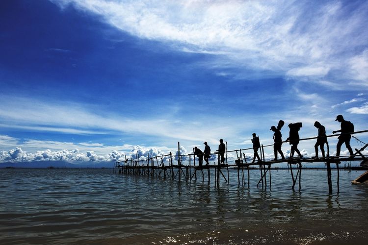 Sejumlah wisatawan melintasi dermaga Kampung Nelayan saat akan berwisata ke Pulau Liungan, Tanjung Lesung, Pandeglang, Banten, Kamis (28/9/2017). Segala keindahan dari Tanjung Lesung membuat pemerintah menetapkan kawasan tersebut menjadi Kawasan Ekonomi Khusus (KEK) Pariwisata di Provinsi Banten.