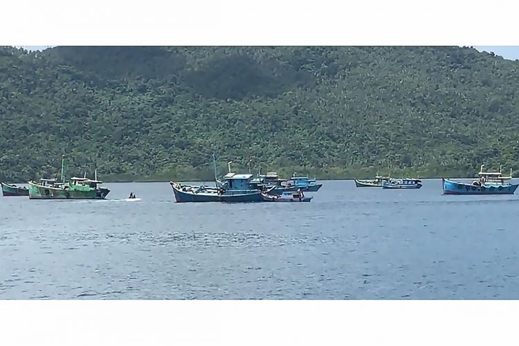 Kapal-kapal asing pencuri ikan yang ditenggelamkan di perairan Selat Lampa, Natuna, Kepulauan Riau, Minggu (29/10/2017). Penenggelaman itu dipimpin langsung oleh Menteri Kelautan dan Perikanan Susi Pudjiastuti.