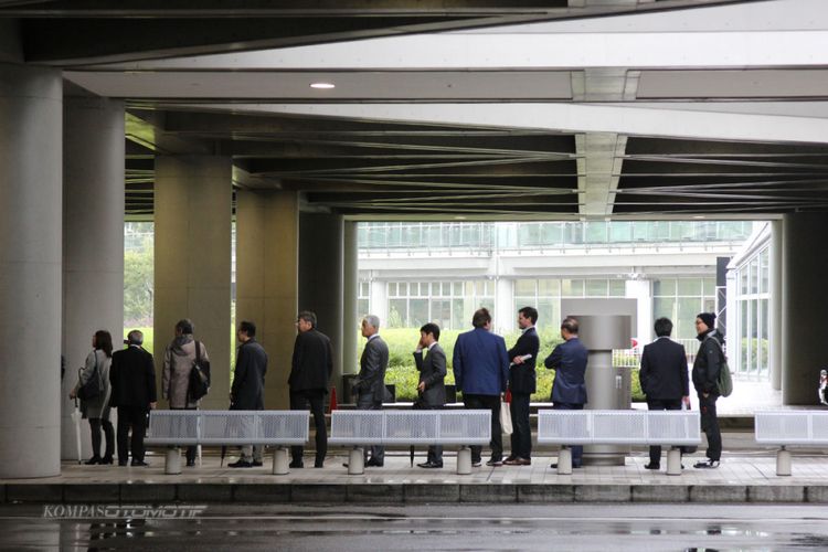 Masyarakat Jepang yang sedang antre naik bus.