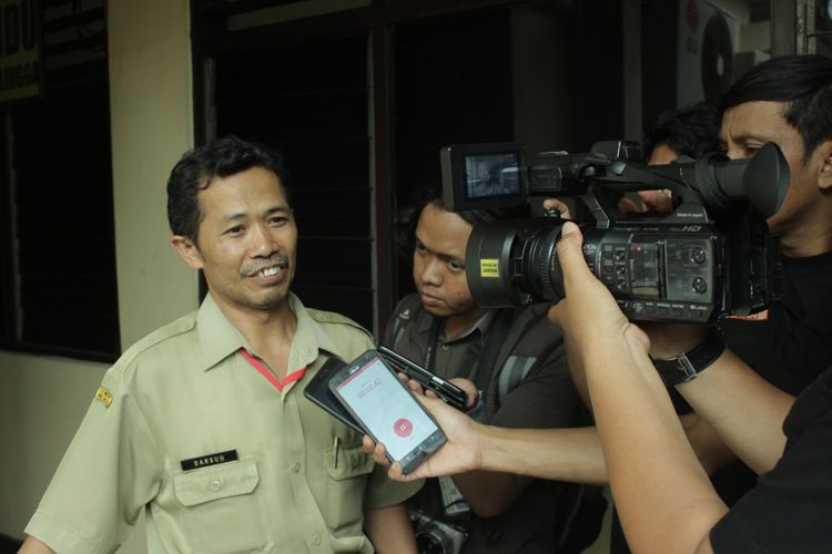 Darsun, salah satu korban penipuan oleh Titin Hendiko (42), keponakan palsu Kapolri saat melapor ke Mapolres Purbalingga, Senin (30/10/2017).