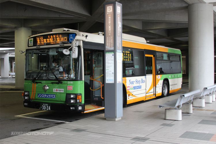 Moda transportasi bus di Jepang.