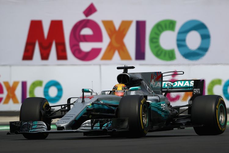 Pebalap Mercedes, Lewis Hamilton, melaju di atas lintasan Autodromo Hermanos Rodriguez pada GP Meksiko, Minggu (29/10/2017).