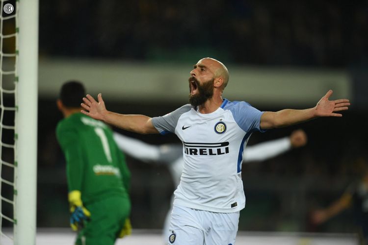 Borja Valero merayakan gol Inter Milan ke gawang Hellas Verona pada pertandingan Serie A di Stadion Marc Antonio Bentegodi, Senin (30/10/2017).