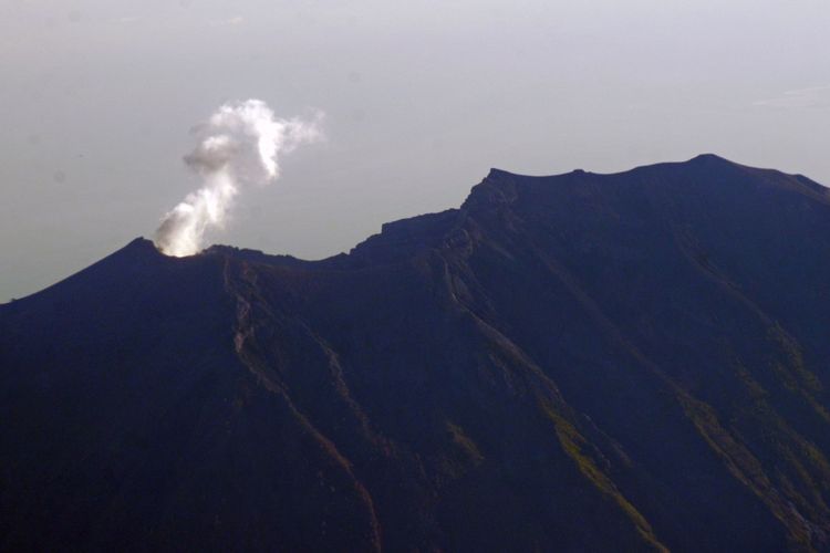 Aktivitas Gunung Agung terlihat dari pesawat komersil saat melintas di atas pulau Bali, Minggu (29/10/2017). Berdasarkan hasil analisis data visual dan kegempaan serta mempertimbangkan potensi ancaman bahayanya maka pada tanggal 29 Oktober 2017 pukul 16.00 WITA status Gunung Agung diturunkan dari Level IV (Awas) ke Level III (Siaga).