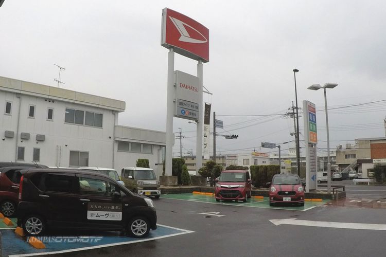 Lahan parkir di Shiga Daihatsu.