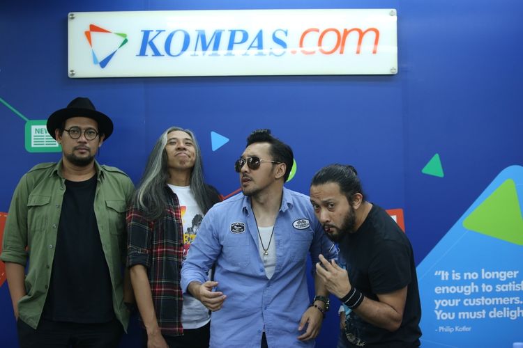 Para personil Naif saat sesi foto di Gedung Kompas Gramedia, Palmerah Selatan, Jakarta, Senin (30/10/2017). Kehadiran Naif di Kantor Kompas.com untuk mempromosikan album terbarunya yang diberi nama 7 Bidadari Naif.