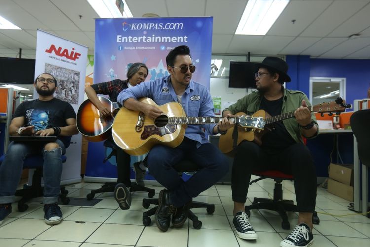 Penampilan  Naif di Gedung Kompas Gramedia, Palmerah Selatan, Jakarta, Senin (30/10/2017). Kehadiran Naif di Kantor Kompas.com untuk mempromosikan album terbarunya yang diberi nama 7 Bidadari Naif.