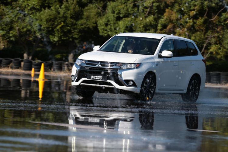 Kompas.com menjajal SUV terbaru Outlander PHEV di pabrik Mitsubishi di Okazaki, Jepang.